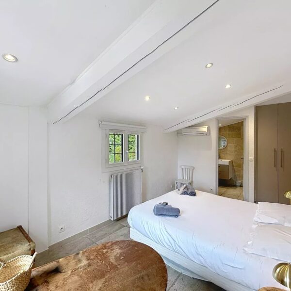 Mougins: Charming villa with swimming pool in the pine forest