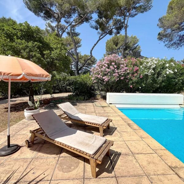 Mougins : Villa de charme avec piscine dans la pinède