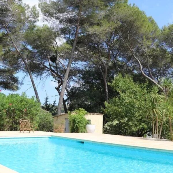 Mougins : Villa de charme avec piscine dans la pinède