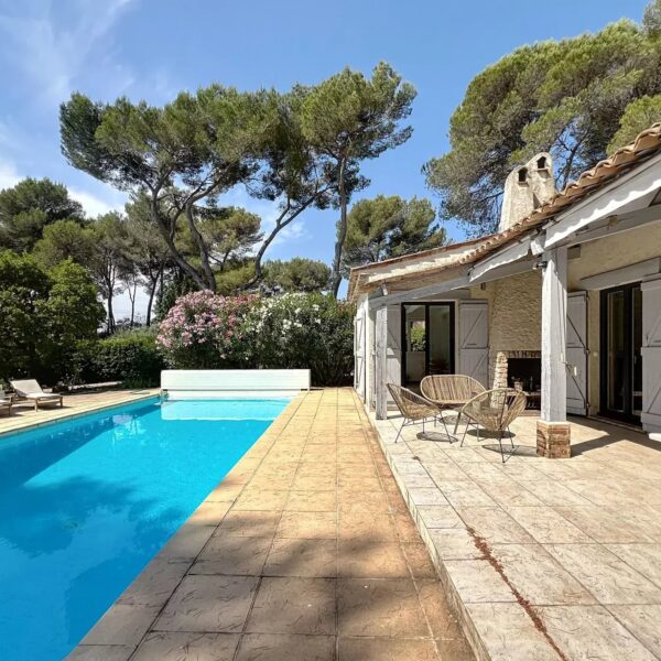 Mougins : Villa de charme avec piscine dans la pinède