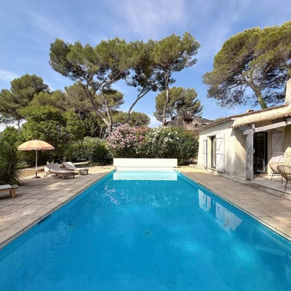 Mougins: Charming villa with swimming pool in the pine forest