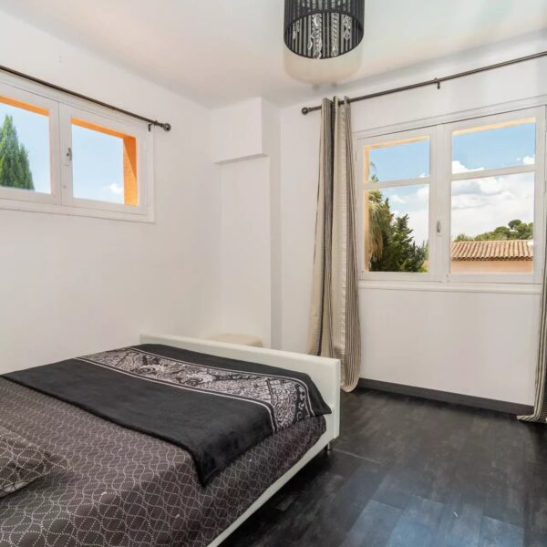 Family home Mougins: 2 floors, swimming pool and landscaped grounds