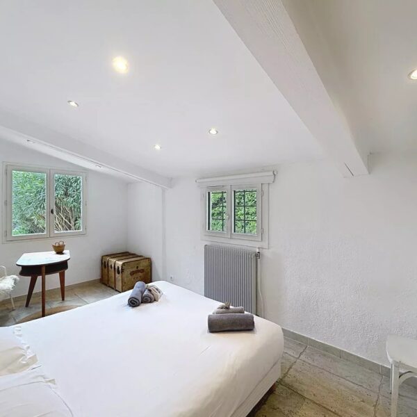 Mougins: Charming villa with swimming pool in the pine forest