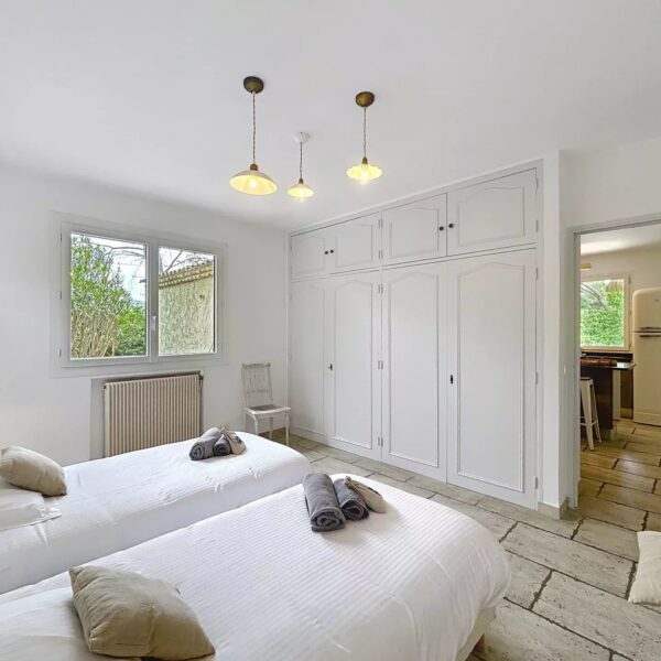 Mougins: Charming villa with swimming pool in the pine forest