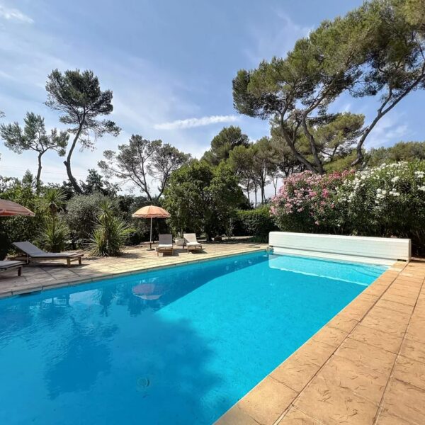 Mougins : Villa de charme avec piscine dans la pinède