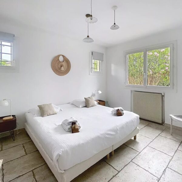 Mougins: Charming villa with swimming pool in the pine forest