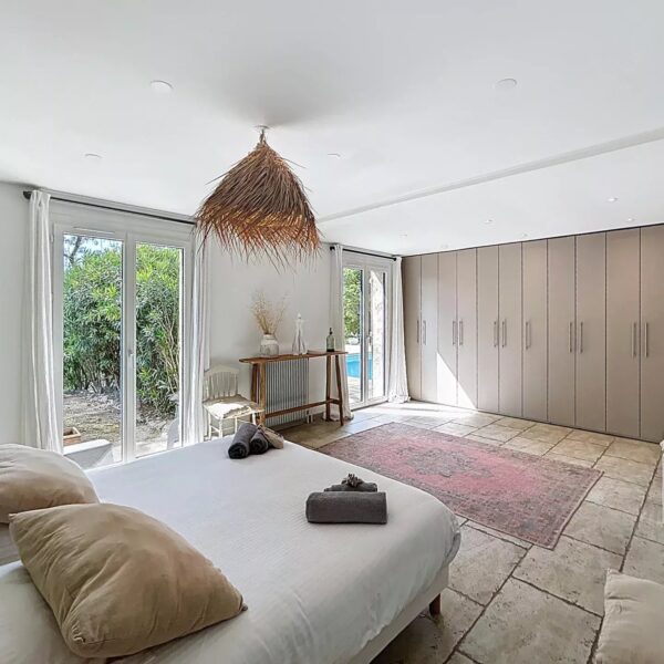 Mougins: Charming villa with swimming pool in the pine forest