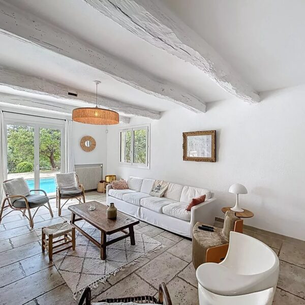 Mougins: Charming villa with swimming pool in the pine forest