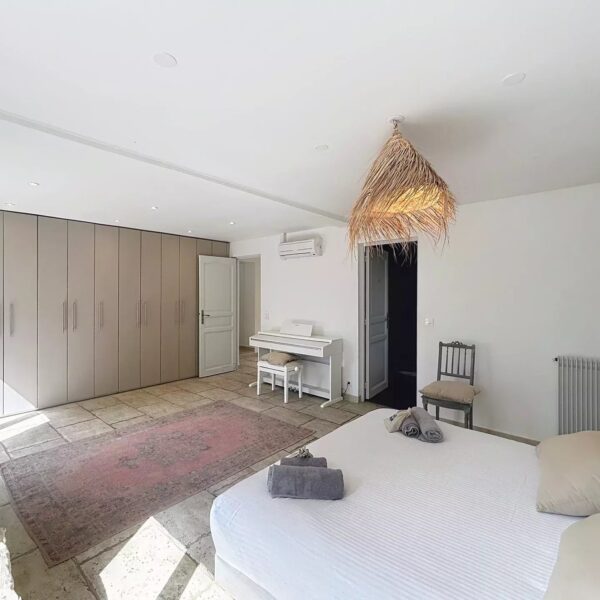 Mougins: Charming villa with swimming pool in the pine forest