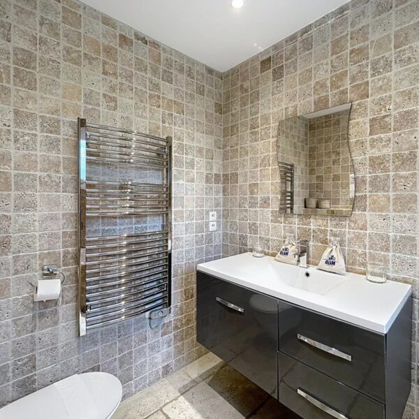 Mougins: Charming villa with swimming pool in the pine forest