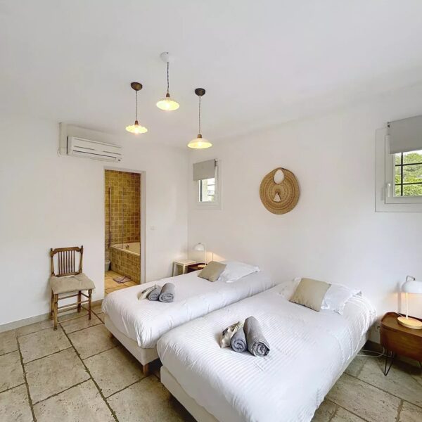 Mougins: Charming villa with swimming pool in the pine forest