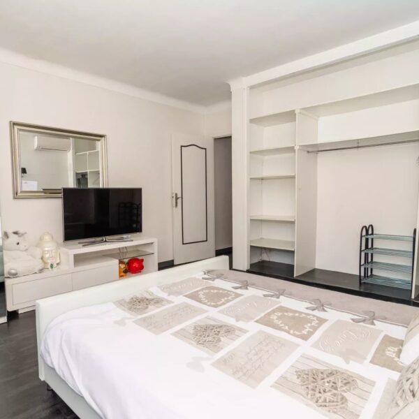 Family home Mougins: 2 floors, swimming pool and landscaped grounds