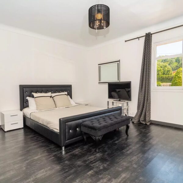 Family home Mougins: 2 floors, swimming pool and landscaped grounds