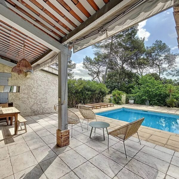 Mougins: Charming villa with swimming pool in the pine forest