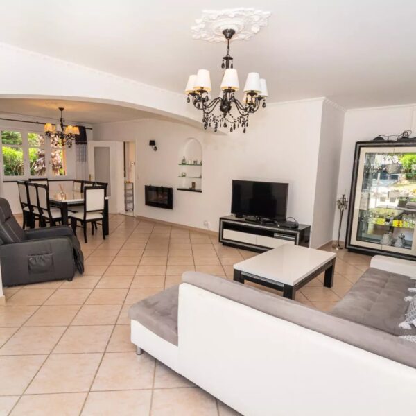 Family home Mougins: 2 floors, swimming pool and landscaped grounds