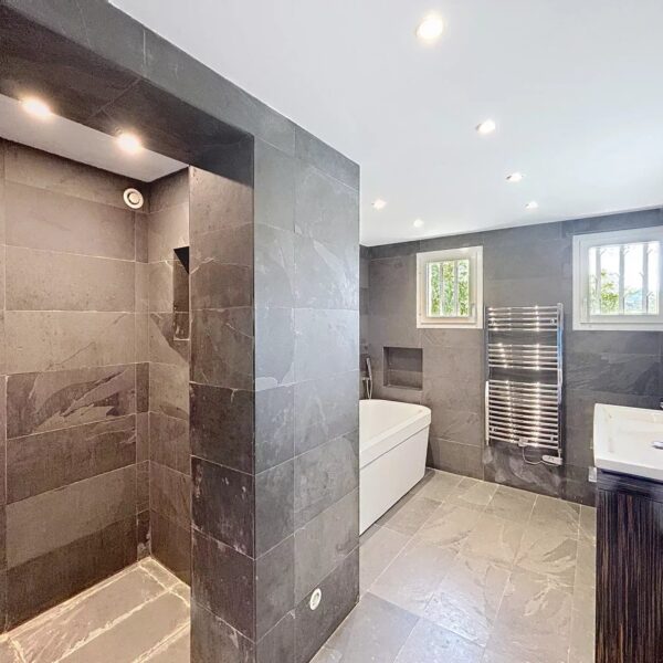 Mougins : Villa de charme avec piscine dans la pinède