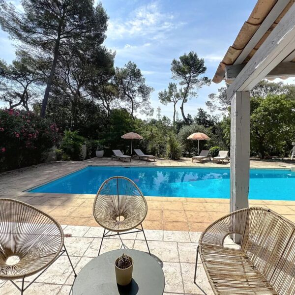 Mougins : Villa de charme avec piscine dans la pinède