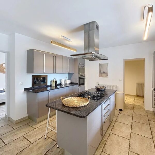 Mougins: Charming villa with swimming pool in the pine forest