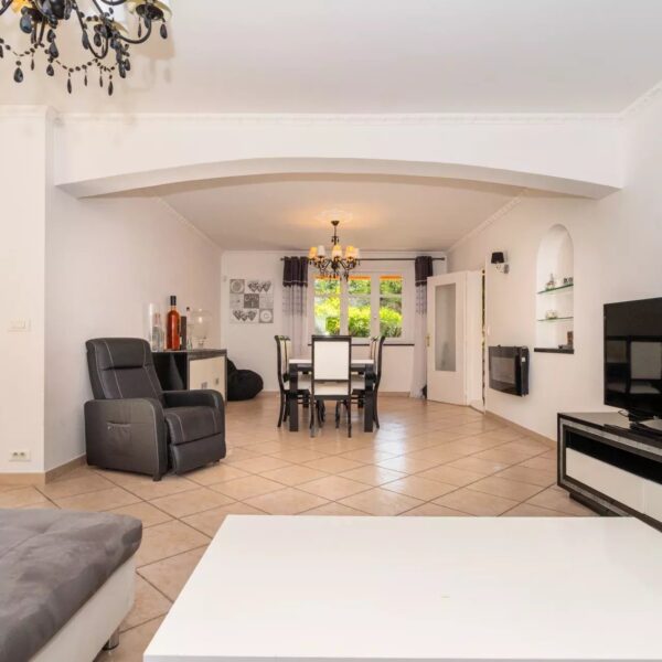 Family home Mougins: 2 floors, swimming pool and landscaped grounds