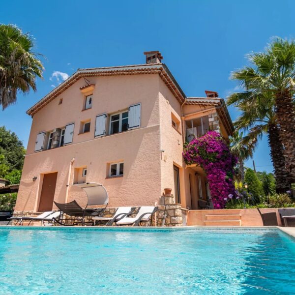 Maison familiale Mougins : 2 étages, piscine et extérieurs aménagés