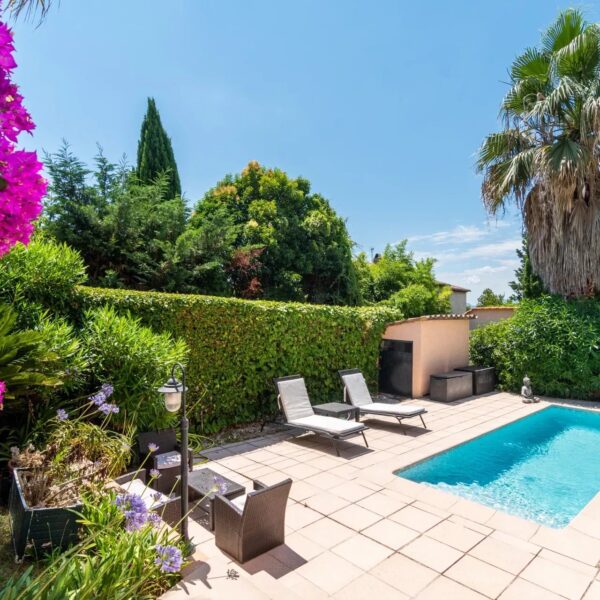 Family home Mougins: 2 floors, swimming pool and landscaped grounds