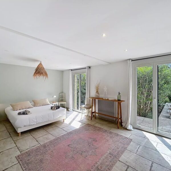 Mougins: Charming villa with swimming pool in the pine forest