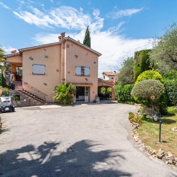 Family home Mougins: 2 floors, swimming pool and landscaped grounds