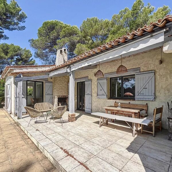 Mougins: Charming villa with swimming pool in the pine forest