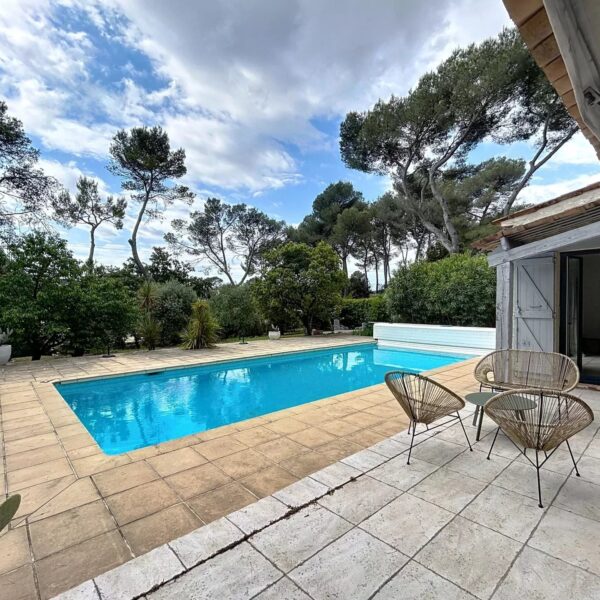 Mougins: Charming villa with swimming pool in the pine forest