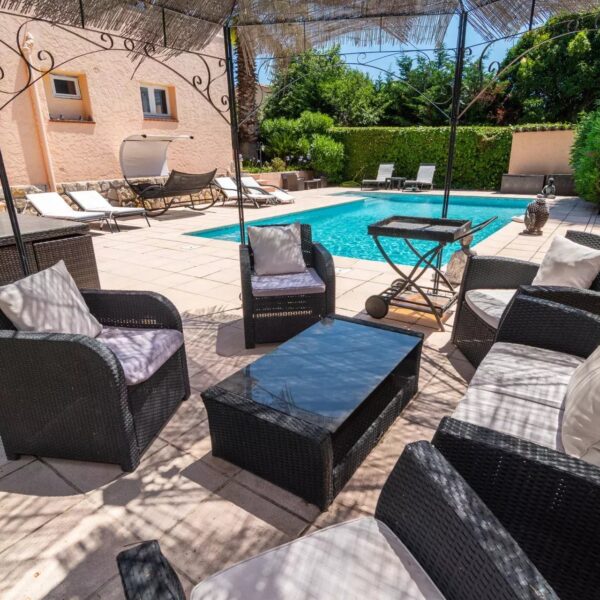 Family home Mougins: 2 floors, swimming pool and landscaped grounds