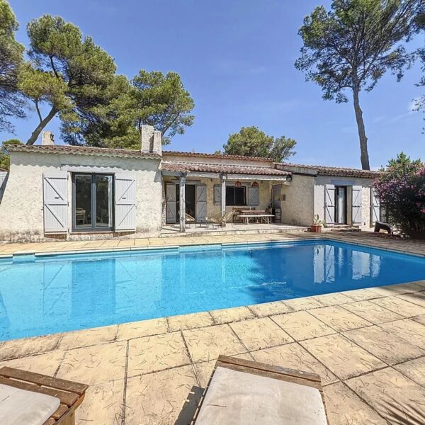 Mougins: Charming villa with swimming pool in the pine forest