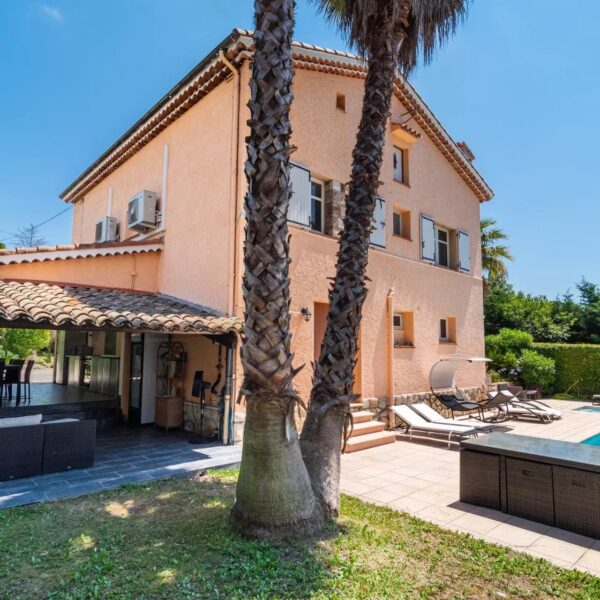 Maison familiale Mougins : 2 étages, piscine et extérieurs aménagés