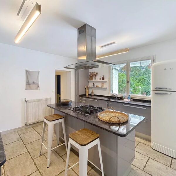 Mougins: Charming villa with swimming pool in the pine forest