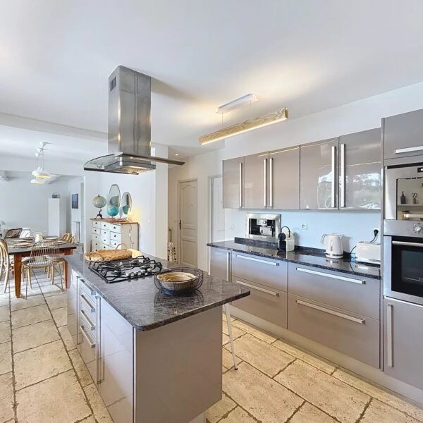 Mougins: Charming villa with swimming pool in the pine forest