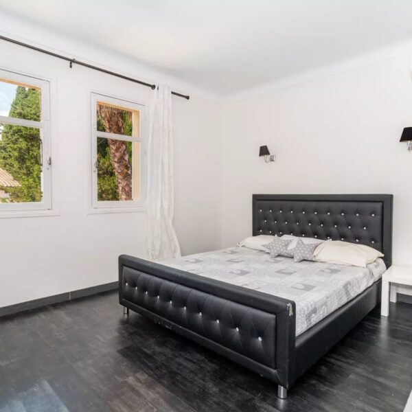 Family home Mougins: 2 floors, swimming pool and landscaped grounds