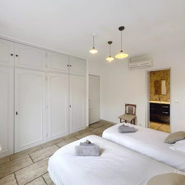 Mougins: Charming villa with swimming pool in the pine forest