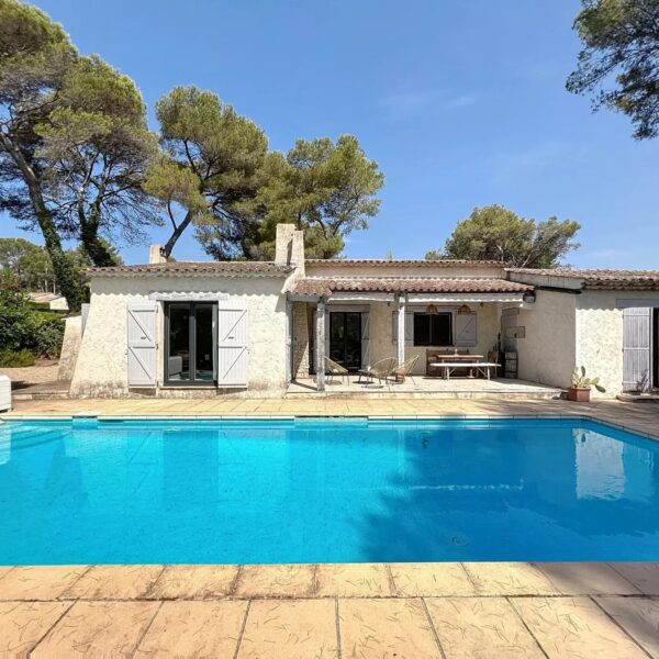 Mougins : Villa de charme avec piscine dans la pinède
