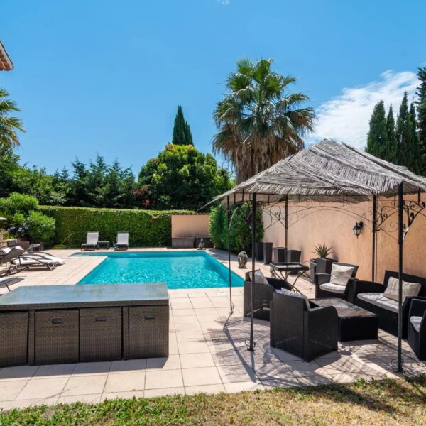 Family home Mougins: 2 floors, swimming pool and landscaped grounds