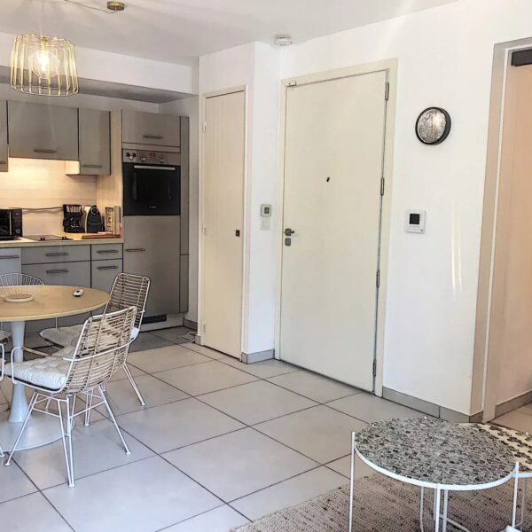 Studio Canne Oxford : charmant studio alcôve, balcon, résidence standing avec piscine