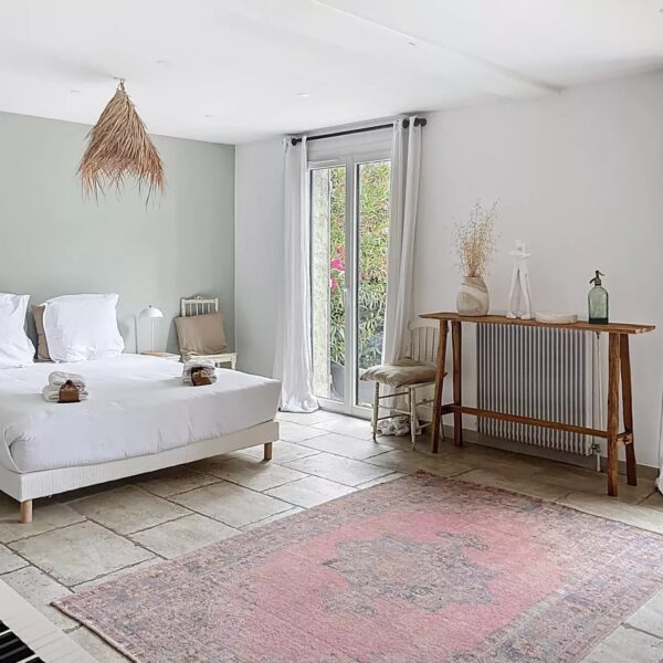 Mougins: Charming villa with swimming pool in the pine forest