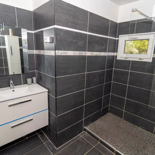 Family home Mougins: 2 floors, swimming pool and landscaped grounds