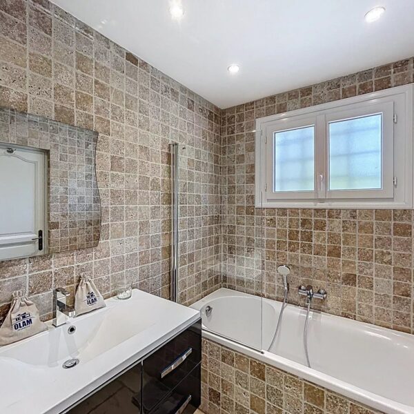 Mougins: Charming villa with swimming pool in the pine forest