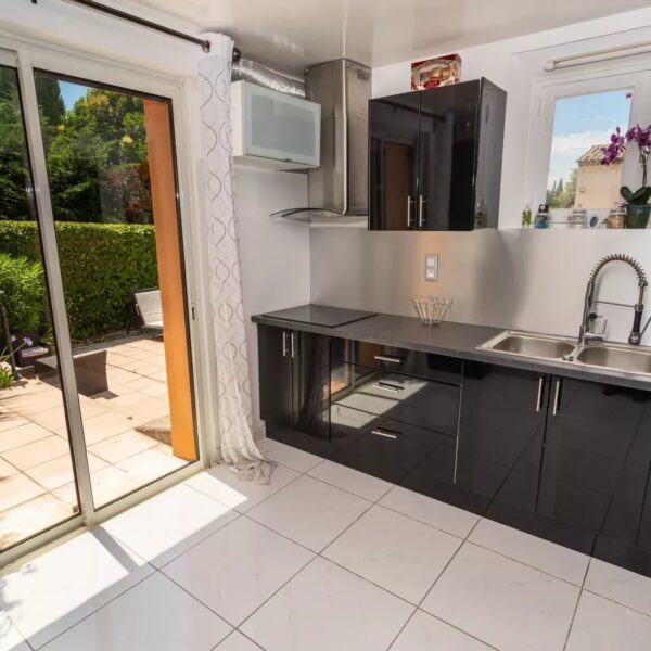 Family home Mougins: 2 floors, swimming pool and landscaped grounds