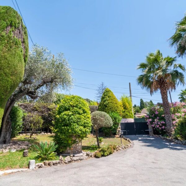 Family home Mougins: 2 floors, swimming pool and landscaped grounds