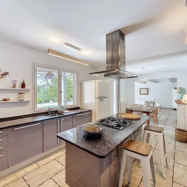 Mougins: Charming villa with swimming pool in the pine forest