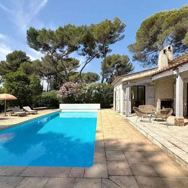Mougins: Charming villa with swimming pool in the pine forest