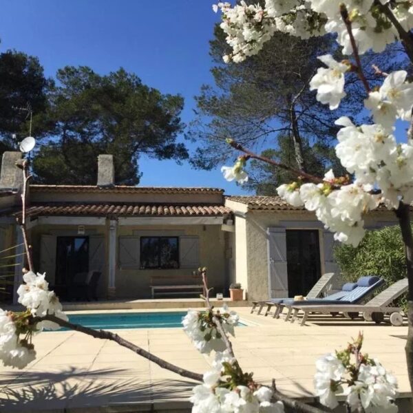 Mougins : Villa de charme avec piscine dans la pinède