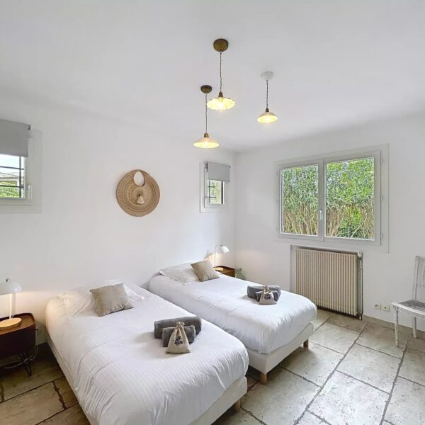 Mougins: Charming villa with swimming pool in the pine forest