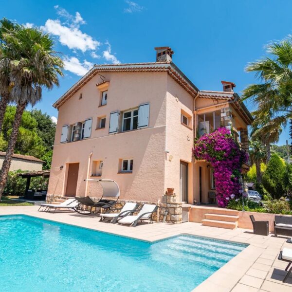Family home Mougins: 2 floors, swimming pool and landscaped grounds