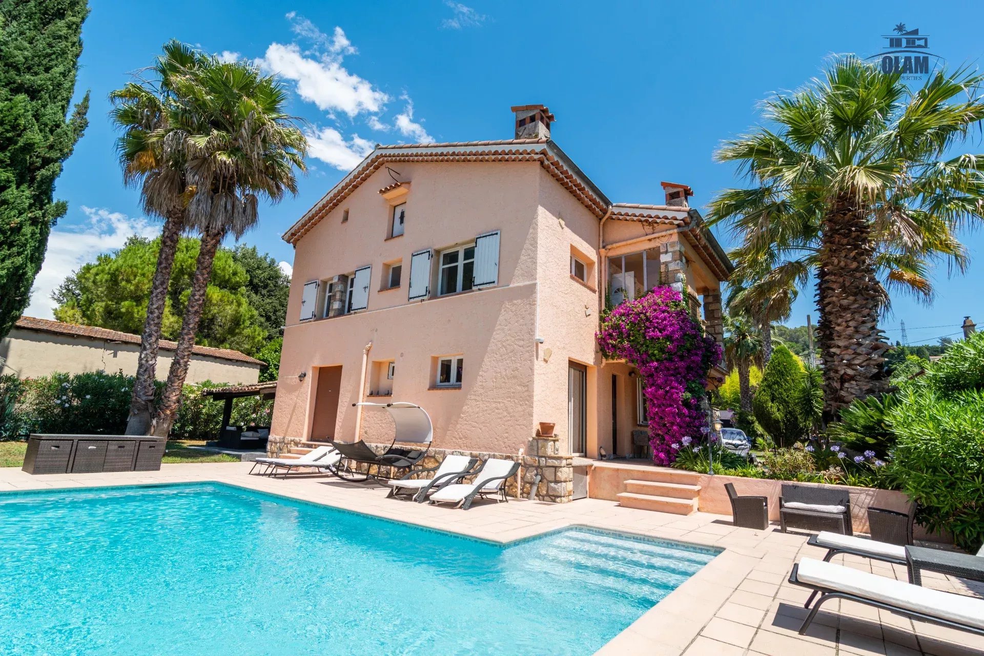 Family home Mougins: 2 floors, swimming pool and landscaped grounds